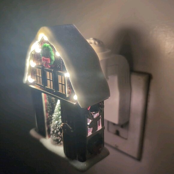 Bath & Body Works Wallflower Plug Christmas Winter Barn Red Projector Nightlight - Picture 3 of 14